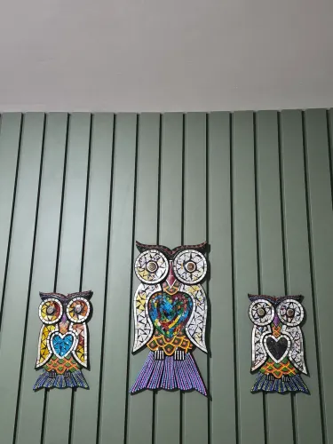 Corujas em mosaico de vidro