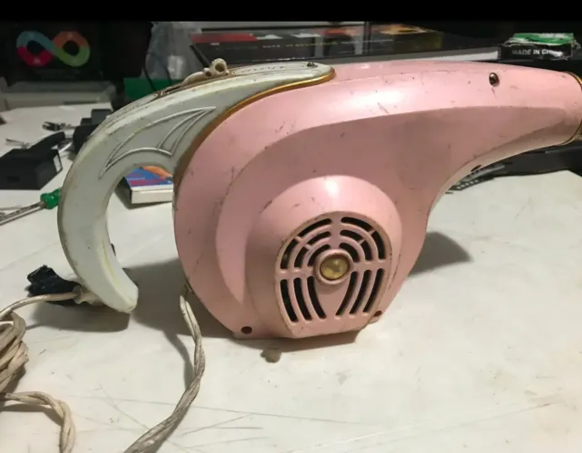 secador de cabelo vintage da marca Arno, com design icônico dos anos 60/70.