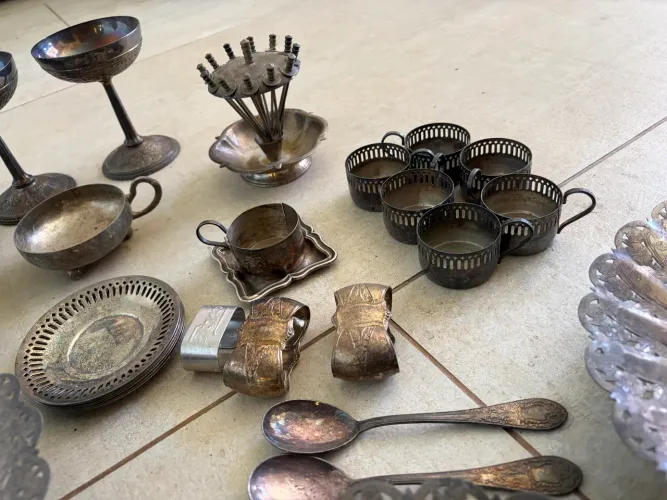 Bandejas e utensílios em prata