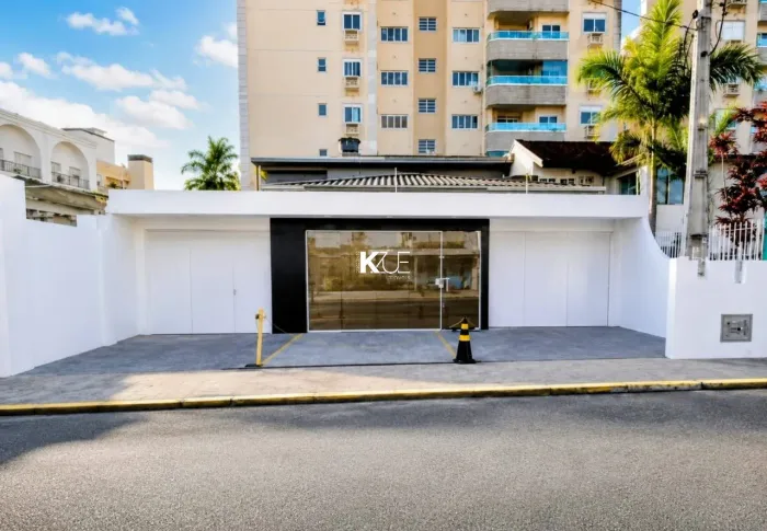 Casa Comercial e Residencial à Venda no Abraão
