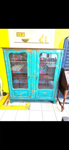 Cristaleira vintage azul com flores