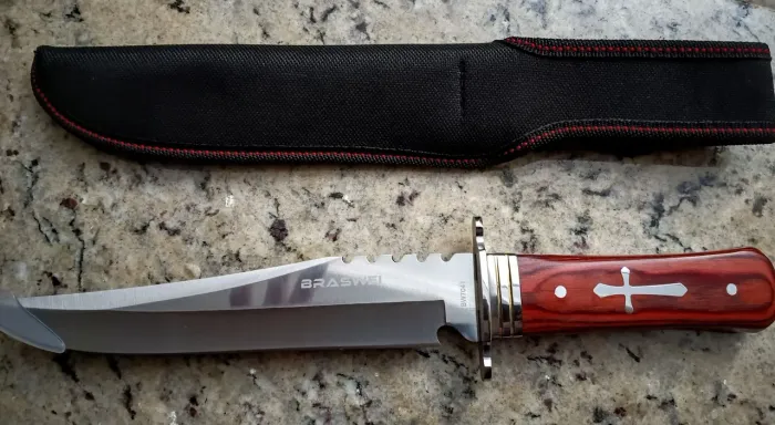 Linda Faca Tática Braswei. Cabo madeira C/ Cruz 31,5cm