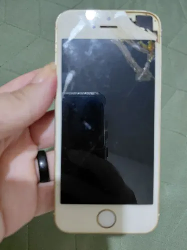 um iPhone 5s, modelo A1533.