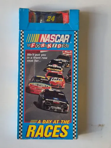 Miniatura Nascar #24 Jeff Gordon + Fita VHS A Day At The Races For Kids