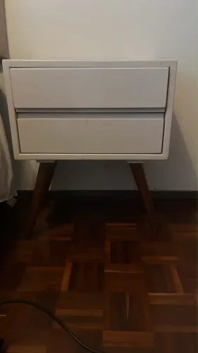 Mesa de cabeceira em madeira laqueada