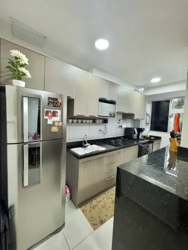 Vendo apartamento no Parque Dez de Novembro no Condomínio Jardim das Cerejeiras com 2 quar
