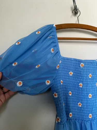 Vestido bordado e romântico. Nunca usado.
