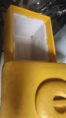 Carrinho de sorvete com as placas