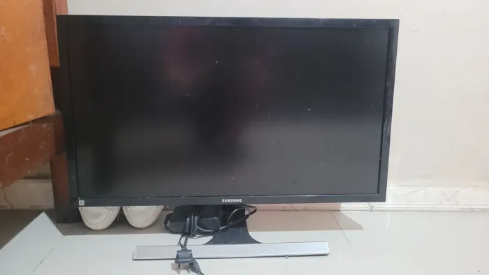 Monitor Samsung 28" 4K UHD U28E590D - Funcionando