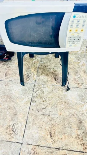 Vendo um Forno de microondas Eletrolux 21 L