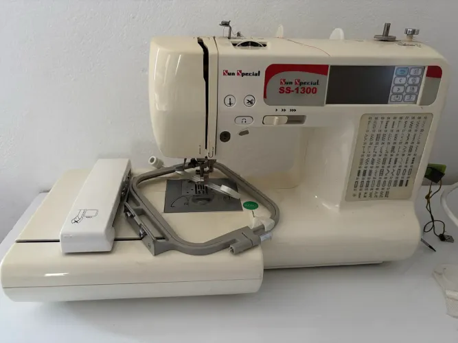 Máquina de bordar e costura