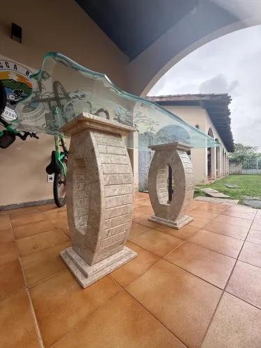 Mesa de vidro e mármore 