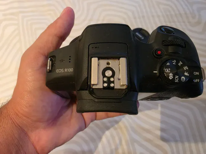 CAMERA CANON R100