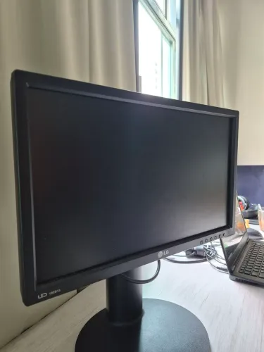 Monitor LED LG 19" (Modelo 19EB13) - Perfeito Estado e Pronto para Uso!
