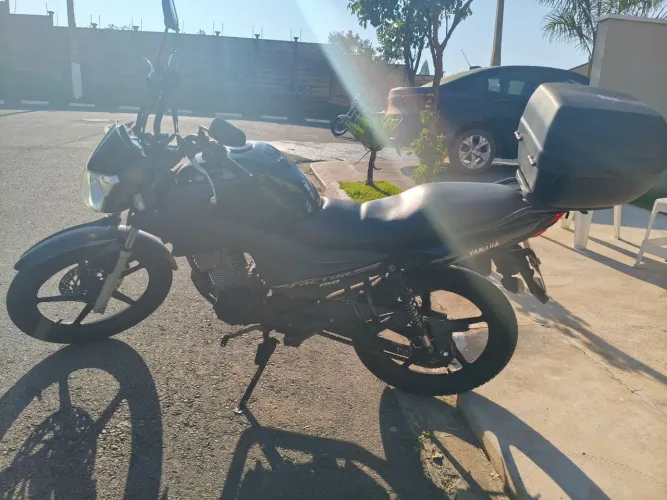 Vende-se moto Yamaha factor 150 ED, ano 2020 cor preta, nunca foi batida, único dono,,,,,