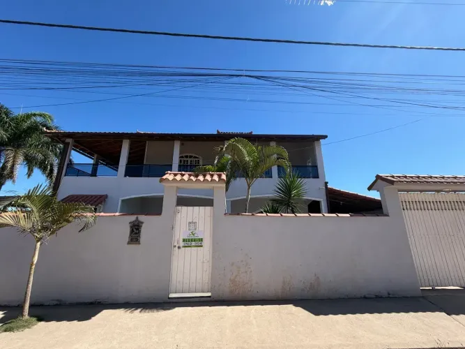Alugo casa de 4 quartos com piscina no Condomínio nova Califórnia Unamar Cabo RJ