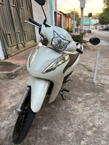 Honda biz 2022 modelo 2022<br>2 dona<br>Quilometragem: 25.729<br>Pneus dianteiro novo