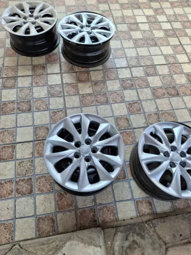 Vende-se rodas de ferro e calotas novas da tracker 2024  valor1000  pix