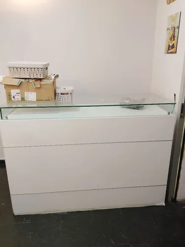 Balcão com gaveta e tampo de vidro 