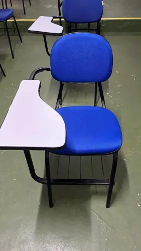 Cadeira Universitária Estofada com Prancheta e Porta-Livros