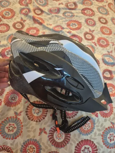 Capacete para bicicleta preto e branco