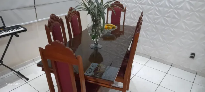Mesa de jantar madeira cerejeira + tampo de vidro.
