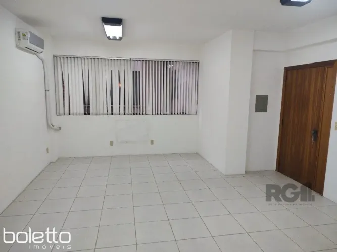 Sala para locação R$890,00 Bairro Petrópolis 33,74 m²,ar split, elevador portaria com rece