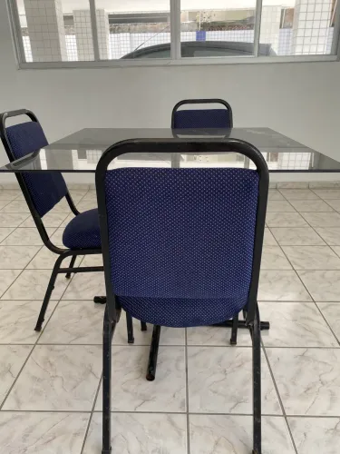 Mesa com quatro cadeiras tampo de vidro 