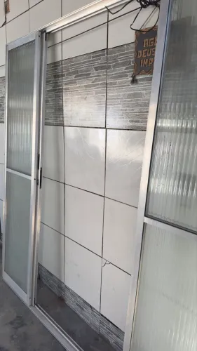 Vende- se Porta de esquadria de alumínio