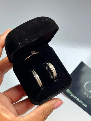 Par De Alianças Diamantada C/Frisos 4mm + Solitária