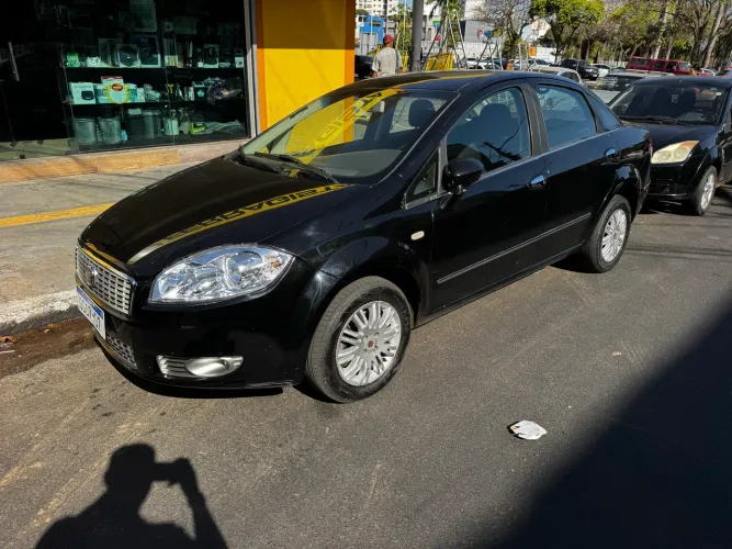 Fiat Linea Essence 1.8 Flex 16V 4P 2012