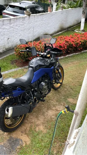 Linda moto strom de800  baixo km único dono cor preta 