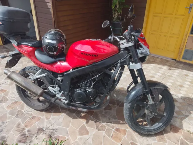 Moto zerada, só pegar e andar .