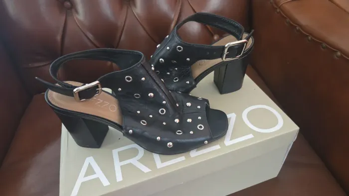 Vendo sandálias schutz/Arezzo 35
