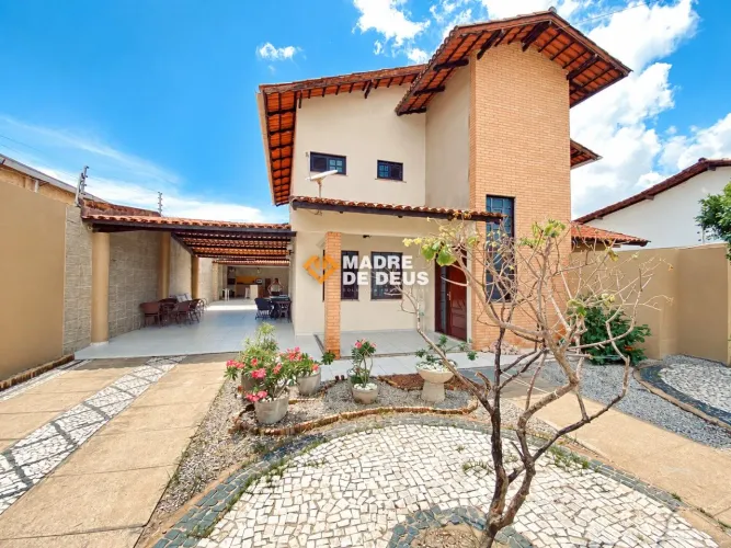 Casa duplex com 5 suítes e energia solar - conforto, espaço e economia em localização estr