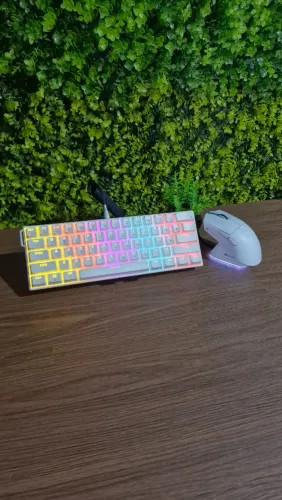 Kit Gamer White - Teclado Mecânico AJAZZ NK61 + Mouse Attack Shark X11 com Dock RGB