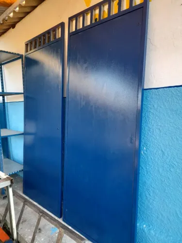 Duas portas chapa de ferro reforçado medindo 1 metro de largura por 2,10 de altura