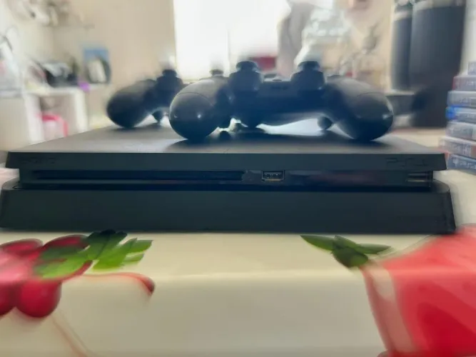 Playstation 4 com dois controles e sete jogos