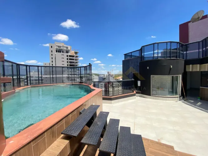 Cobertura Triplex à Venda com 450m² no Centro de Divinópolis MG.