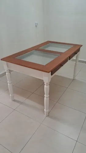 mesa de madeira maciça com gavetas