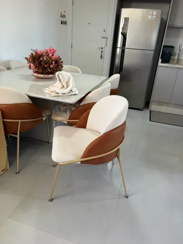 8 Cadeiras estofadas de alto padrão  por apenas R$ 1.990,00