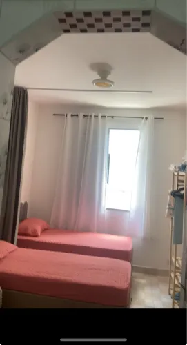 2 cama de solteiro, sendo uma baú