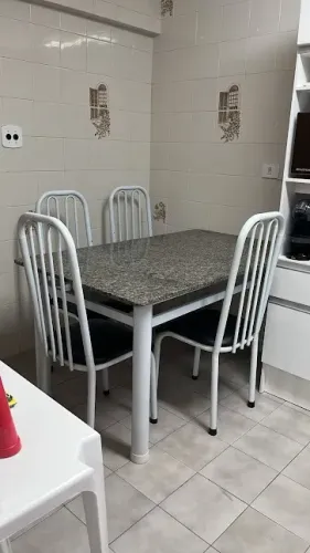 Mesa de granito com quatro cadeiras