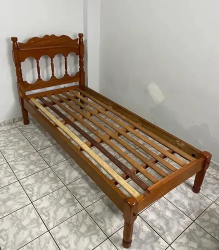 Cama solteiro de Madeira