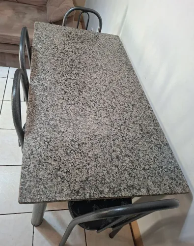 Mesa grande de mármore com 4 cadeiras