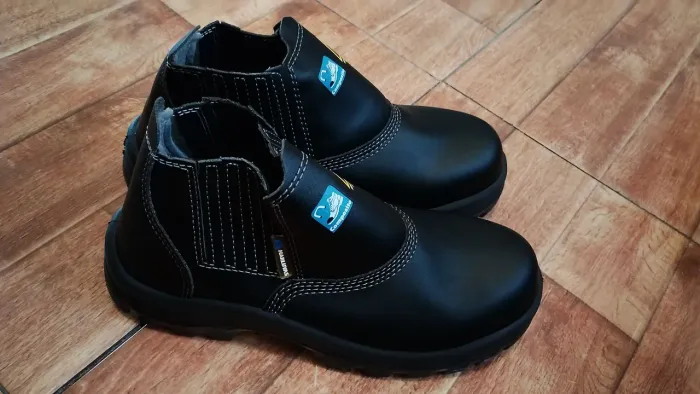 Vendo botas de couro nova com proteção de aço.<br>Valor 59,90<br>Vários tamanhos