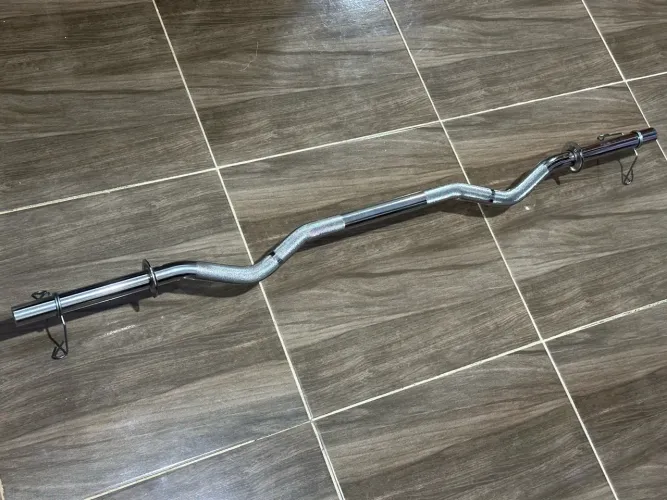 Barra W maciça com presilhas