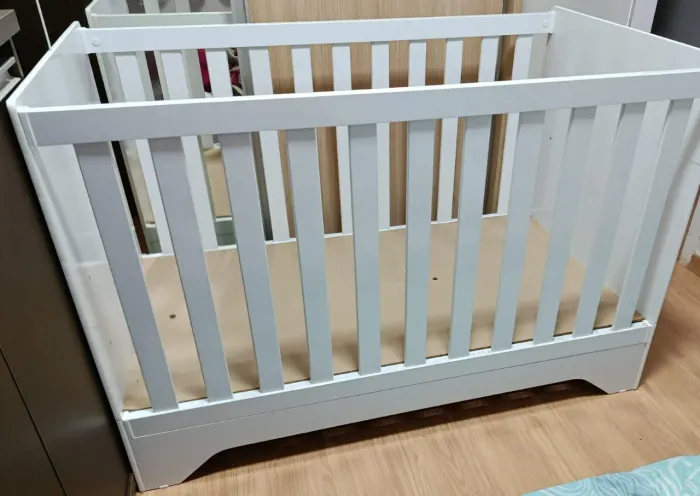 Berço semi novo. Vira cama.