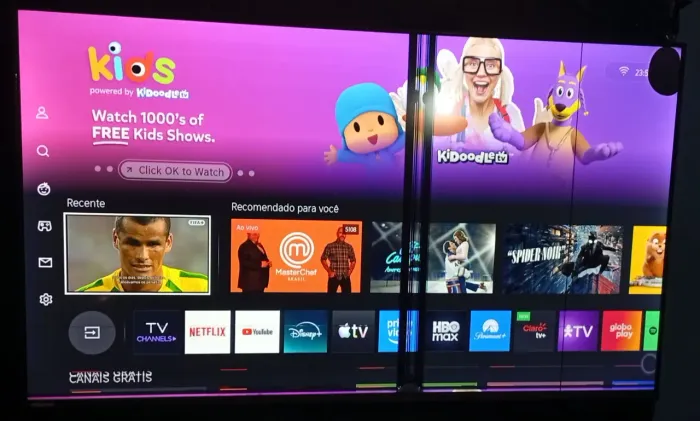 Um smart tv Toshiba 43V35L com defeito na tela