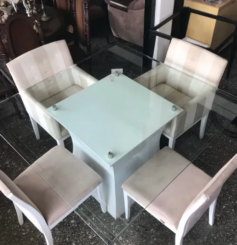 Mesa com 4 cadeiras